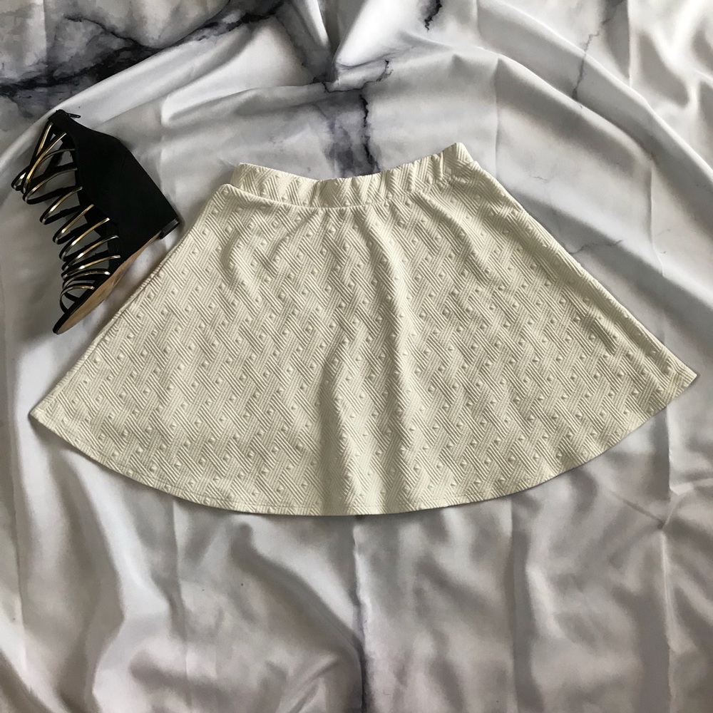 CHARLOTTE RUSSE HIGH WAISTED SKIRT WHITE TEXTURED